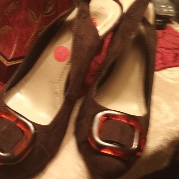 A pair of beautiful brown suede heels - Picture 8 of 8